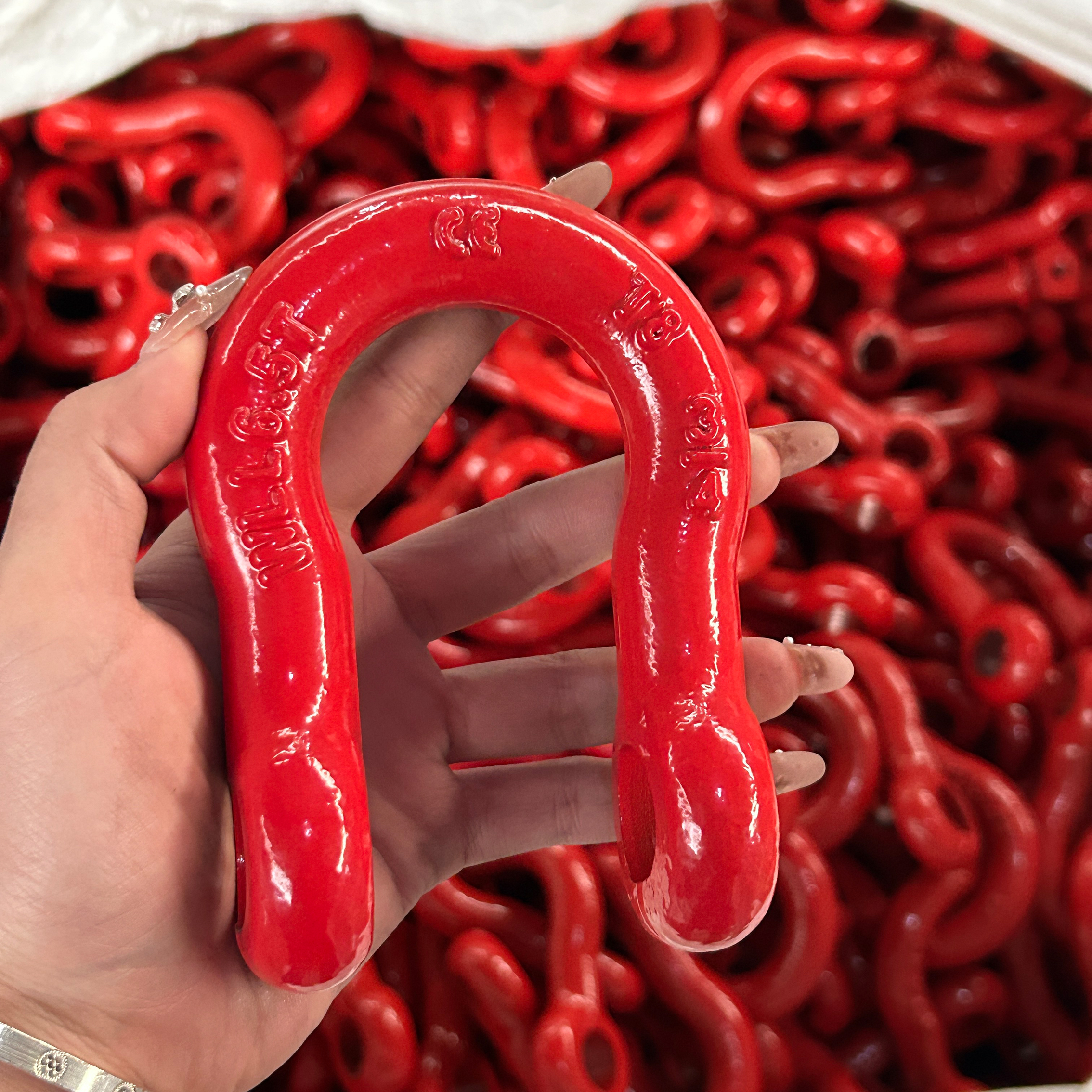 High - strength shackle